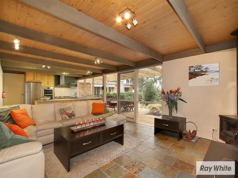 6 MOUNTAIN Drive, Mooroolbark VIC 3138