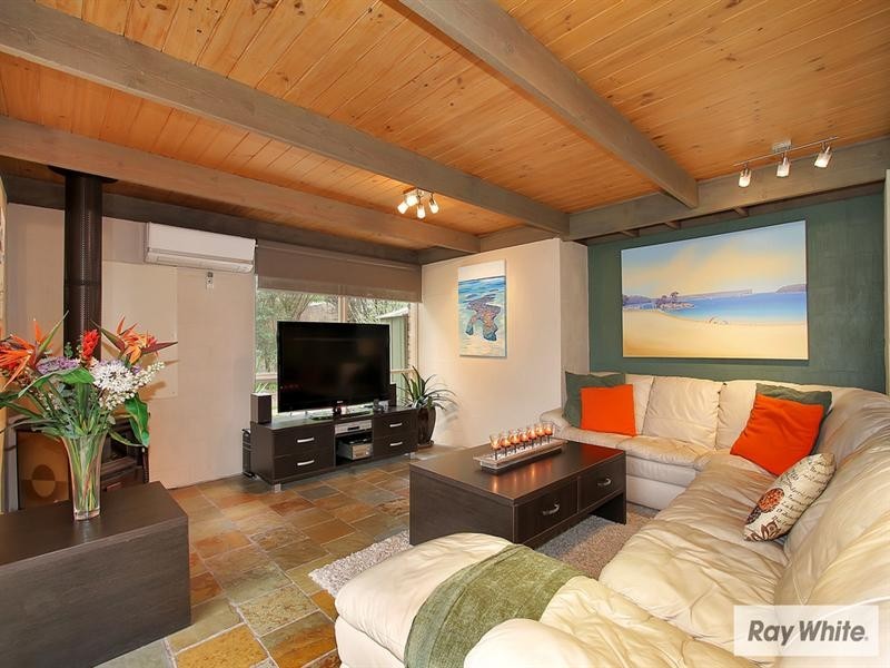 6 MOUNTAIN Drive, Mooroolbark VIC 3138