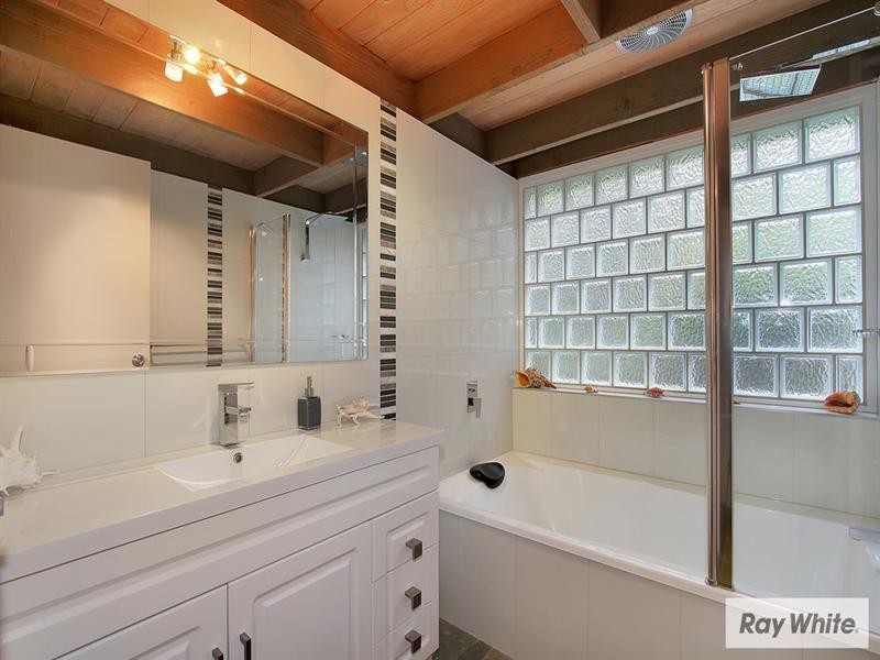 6 MOUNTAIN Drive, Mooroolbark VIC 3138