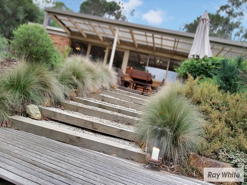 6 MOUNTAIN Drive, Mooroolbark VIC 3138