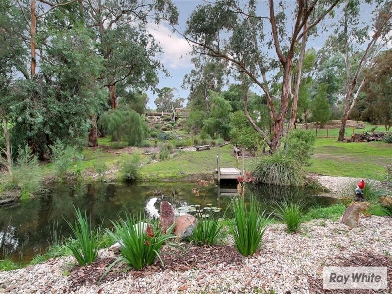 6 MOUNTAIN Drive, Mooroolbark VIC 3138