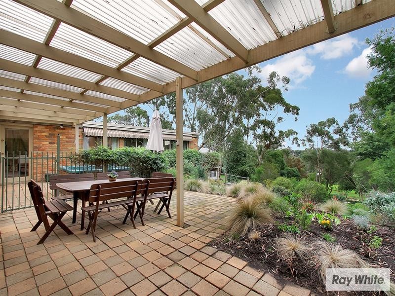 6 MOUNTAIN Drive, Mooroolbark VIC 3138