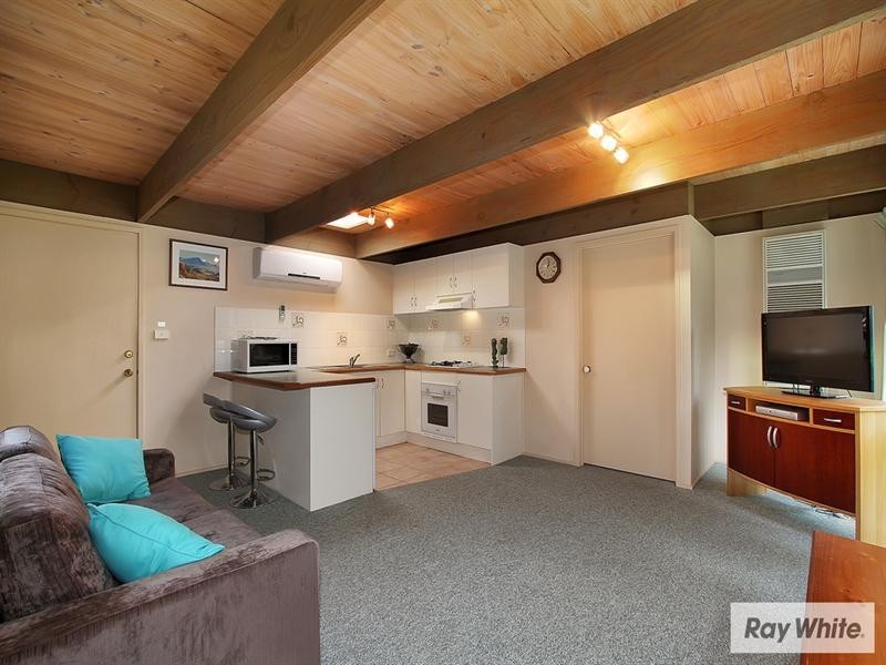 6 MOUNTAIN Drive, Mooroolbark VIC 3138