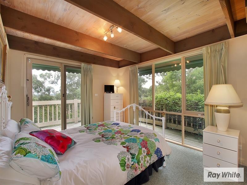 6 MOUNTAIN Drive, Mooroolbark VIC 3138