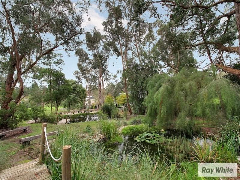 6 MOUNTAIN Drive, Mooroolbark VIC 3138