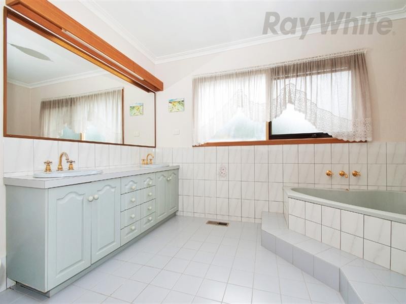 46 Alpine Way, Kilsyth VIC 3137