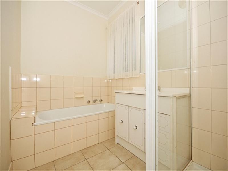 2 MELTON Grove, Croydon VIC 3136