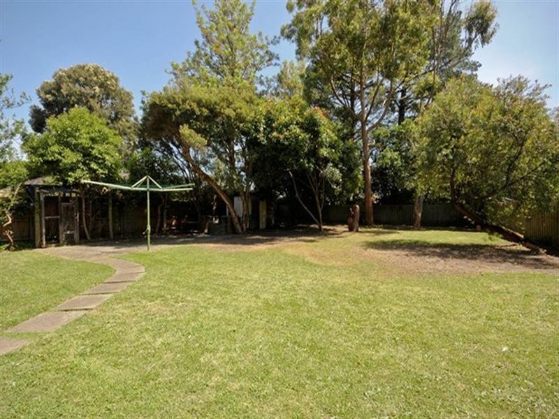 2 MELTON Grove, Croydon VIC 3136