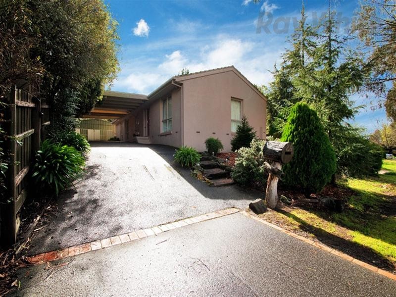 24 Shrubby Walk, Croydon South VIC 3136