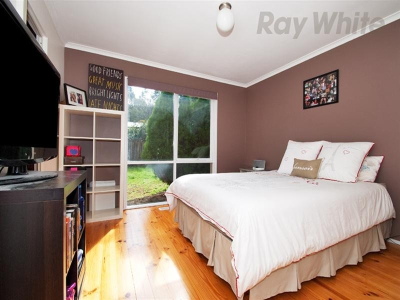 24 Shrubby Walk, Croydon South VIC 3136