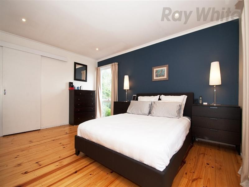 24 Shrubby Walk, Croydon South VIC 3136