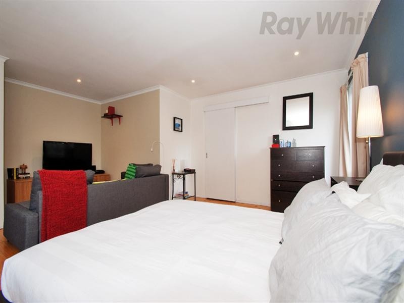 24 Shrubby Walk, Croydon South VIC 3136