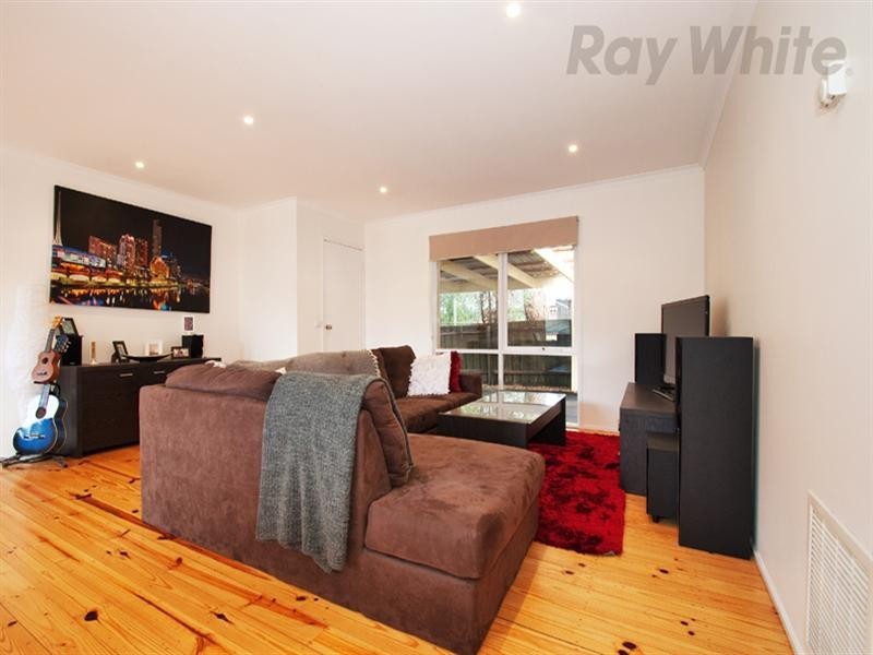 24 Shrubby Walk, Croydon South VIC 3136