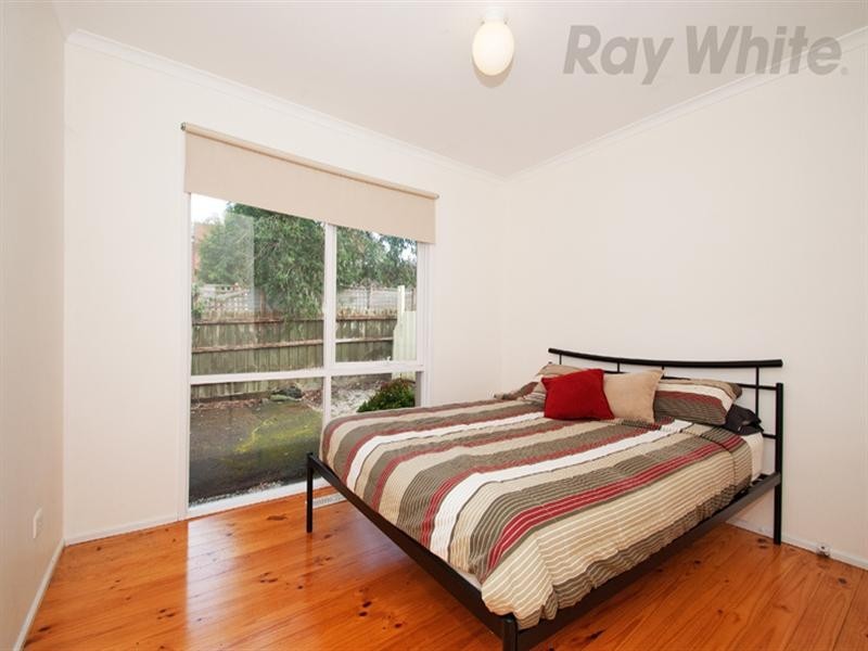 24 Shrubby Walk, Croydon South VIC 3136