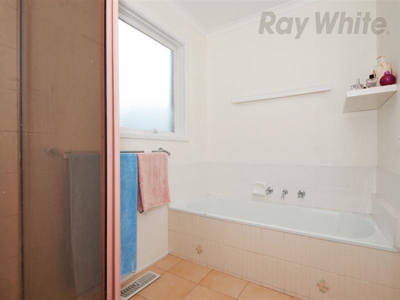 24 Shrubby Walk, Croydon South VIC 3136