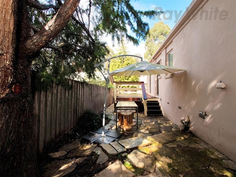 24 Shrubby Walk, Croydon South VIC 3136