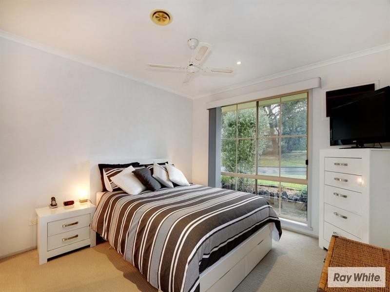 11 MANIFOLD Court, Croydon South VIC 3136