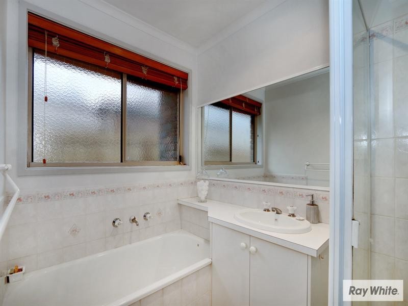 11 MANIFOLD Court, Croydon South VIC 3136