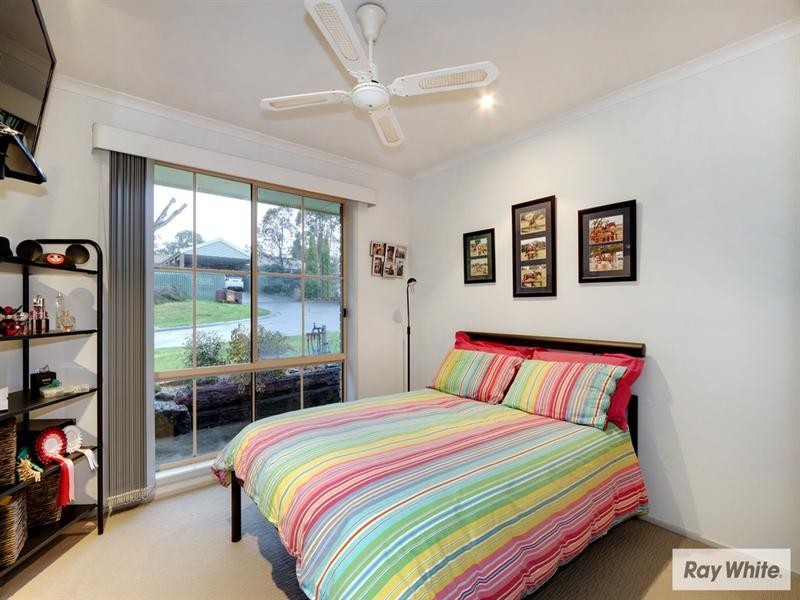 11 MANIFOLD Court, Croydon South VIC 3136