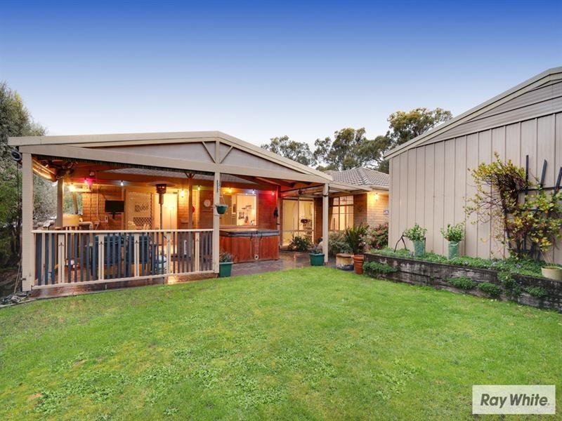 11 MANIFOLD Court, Croydon South VIC 3136