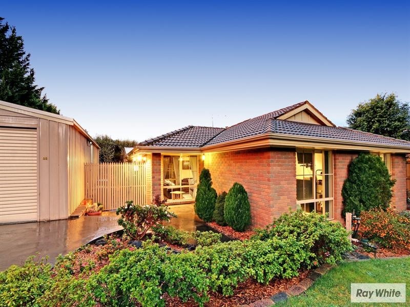 11 MANIFOLD Court, Croydon South VIC 3136