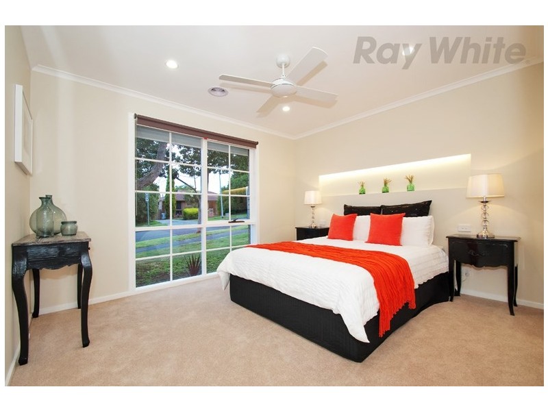 14 STATESMAN Crescent, Mooroolbark VIC 3138