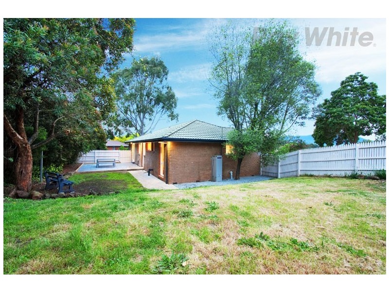 14 STATESMAN Crescent, Mooroolbark VIC 3138