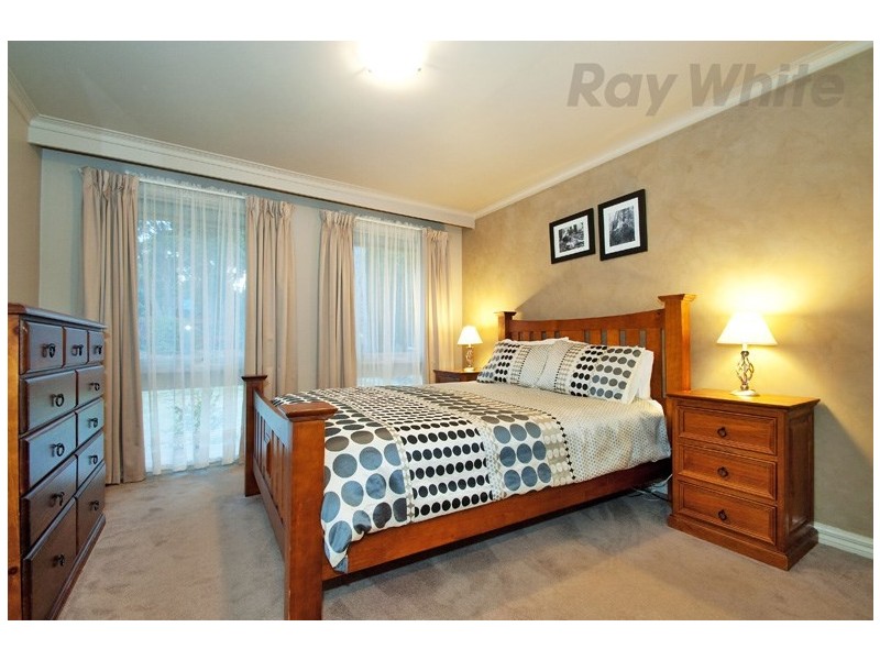 5 MANDOWIE Crescent, Croydon VIC 3136