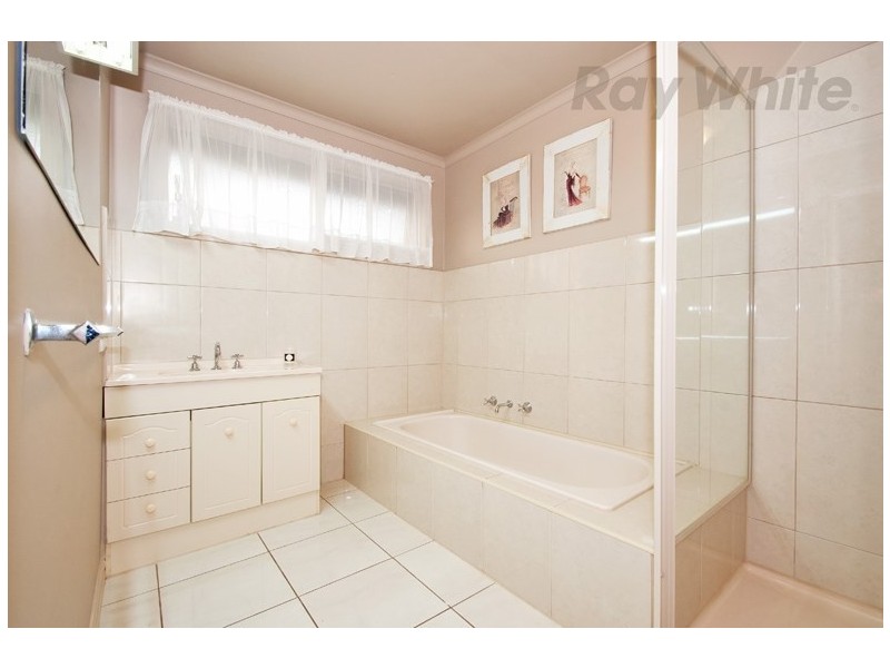 5 MANDOWIE Crescent, Croydon VIC 3136