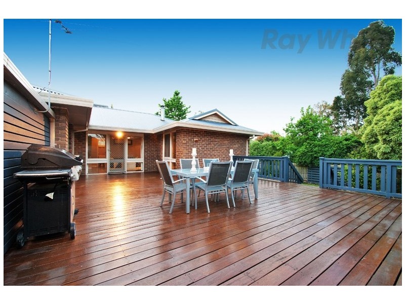 5 MANDOWIE Crescent, Croydon VIC 3136