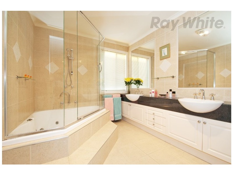 8 CLINTON Lane, Chirnside Park VIC 3116