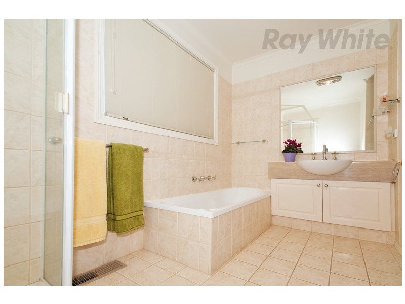 8 CLINTON Lane, Chirnside Park VIC 3116