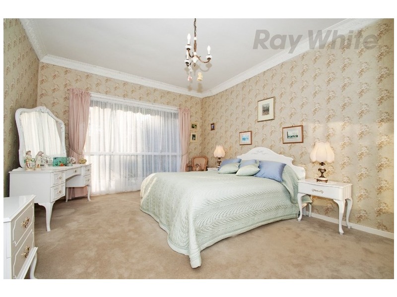 8 BARTLETT Avenue, Croydon VIC 3136