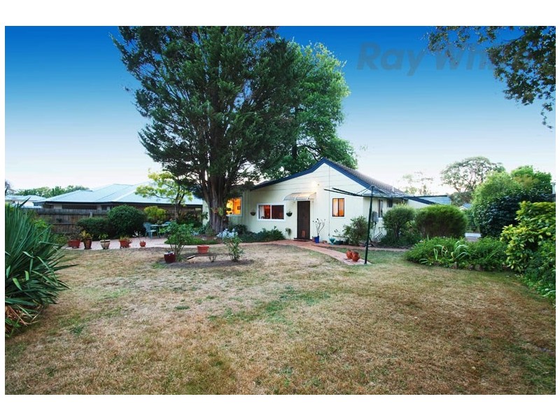 8 BARTLETT Avenue, Croydon VIC 3136