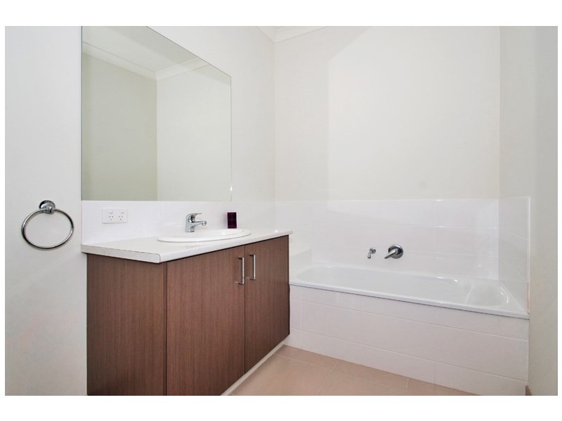 2/11 Holland Road, Ringwood East VIC 3135