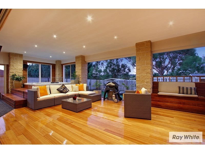 19 TUDOR Drive, Mooroolbark VIC 3138