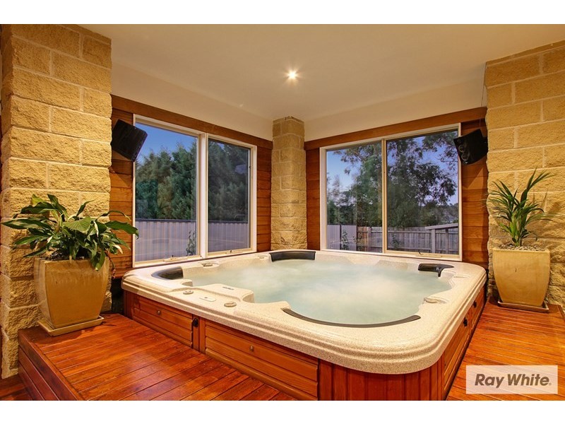 19 TUDOR Drive, Mooroolbark VIC 3138