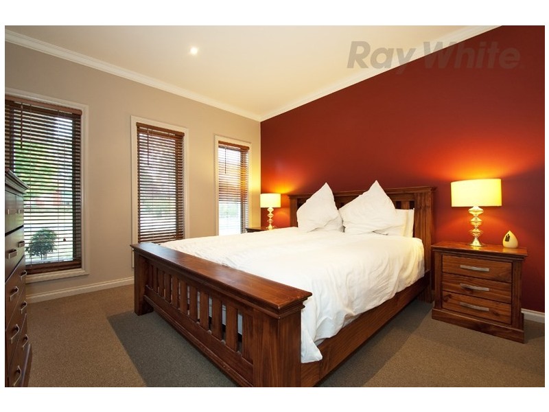 1/5 MOANA Drive, Mooroolbark VIC 3138