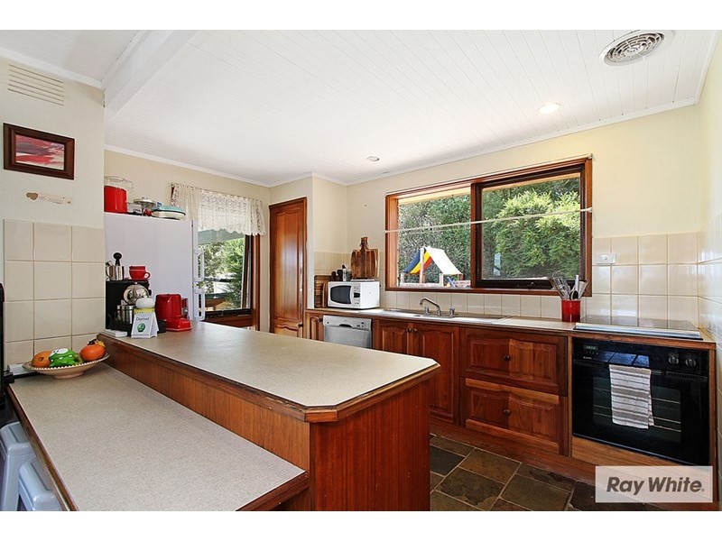 11 EASTWOOD Crescent, Mooroolbark VIC 3138