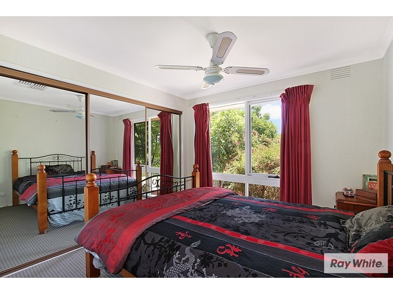 11 EASTWOOD Crescent, Mooroolbark VIC 3138