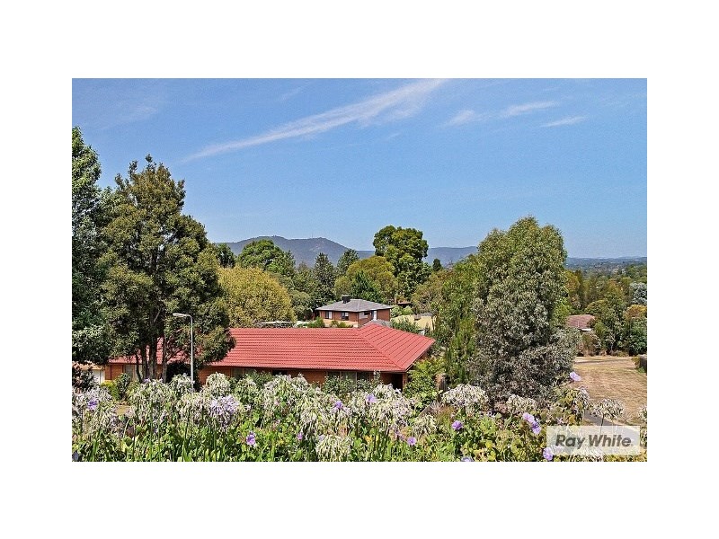 11 EASTWOOD Crescent, Mooroolbark VIC 3138