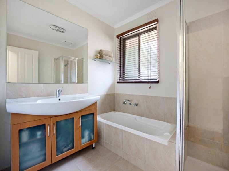 9 Oaktree Road, Croydon North VIC 3136