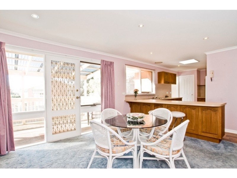 2 WOOLMER Court, Croydon Hills VIC 3136