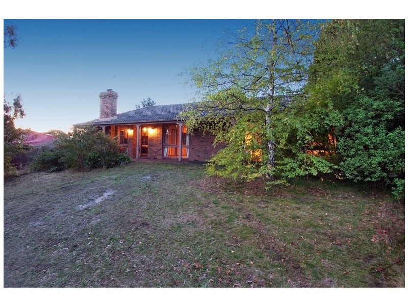 33 LEMONGROVE Crescent, Croydon Hills VIC 3136