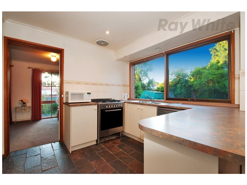 33 LEMONGROVE Crescent, Croydon Hills VIC 3136