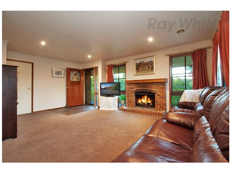 33 LEMONGROVE Crescent, Croydon Hills VIC 3136