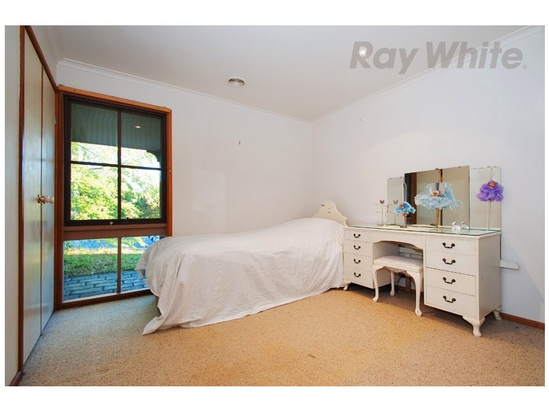 33 LEMONGROVE Crescent, Croydon Hills VIC 3136