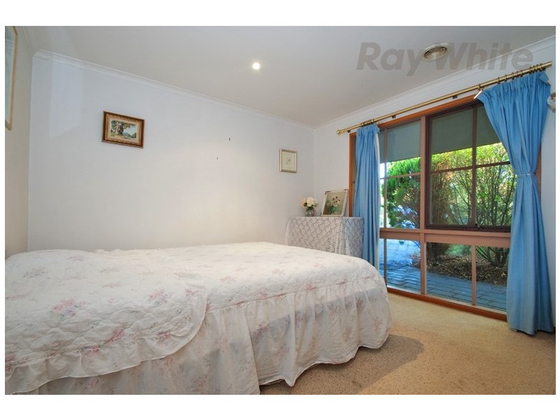 33 LEMONGROVE Crescent, Croydon Hills VIC 3136