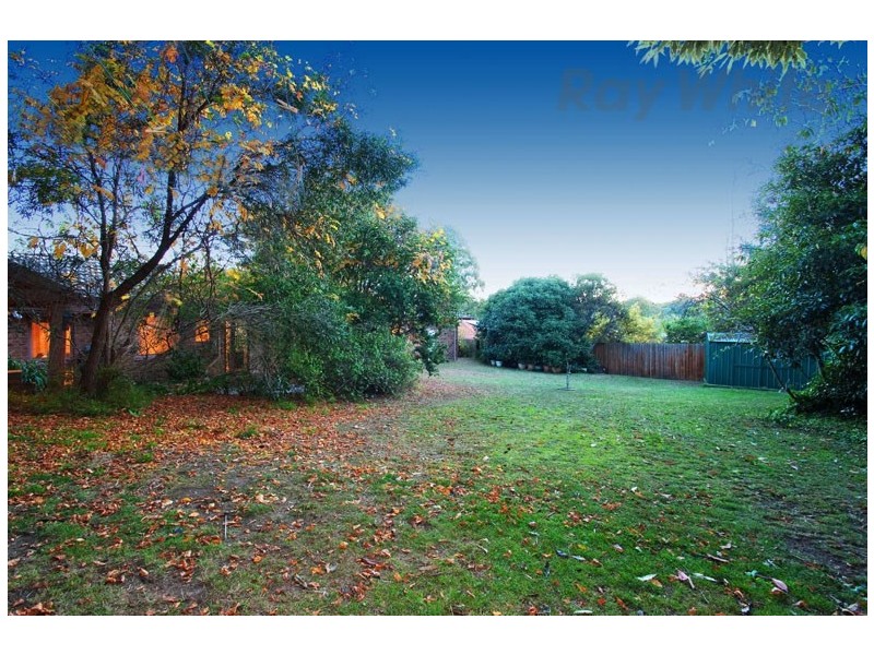 33 LEMONGROVE Crescent, Croydon Hills VIC 3136