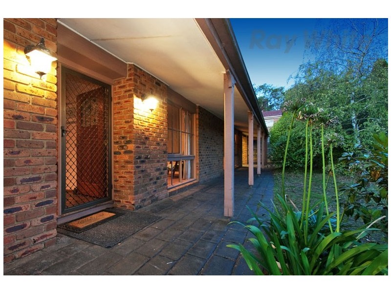 33 LEMONGROVE Crescent, Croydon Hills VIC 3136